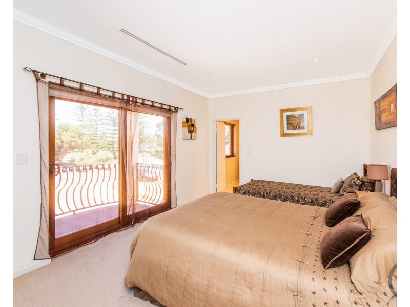 27 Starfire Close, Halls Head WA 6210