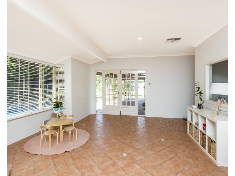 8 Exeter Place, Greenfields WA 6210