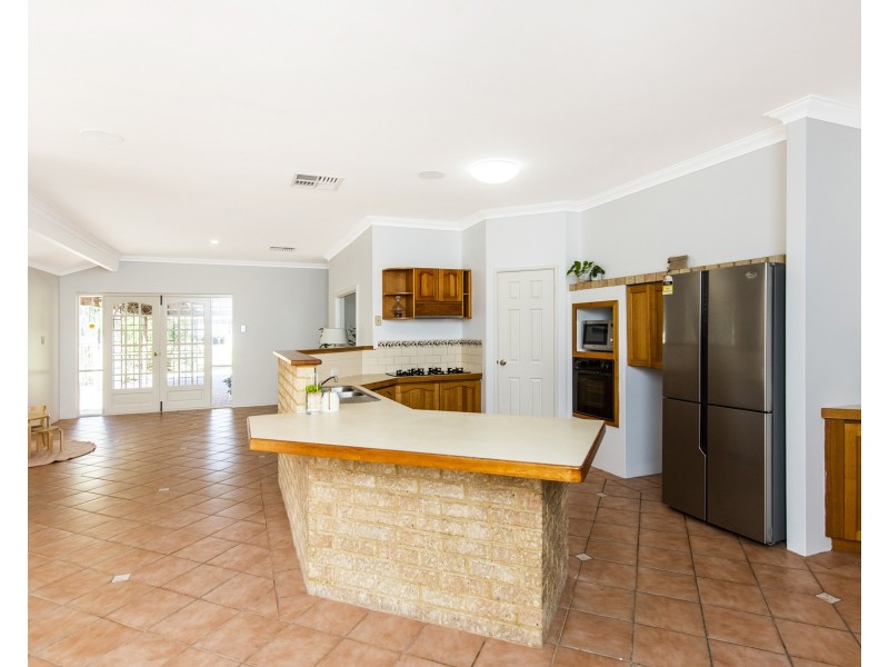 8 Exeter Place, Greenfields WA 6210