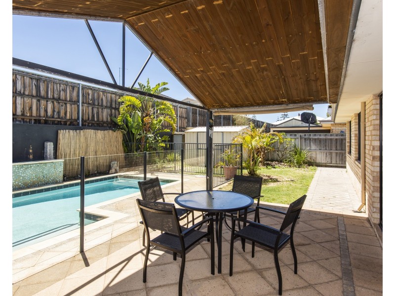 8 Quandong Parkway, Halls Head WA 6210
