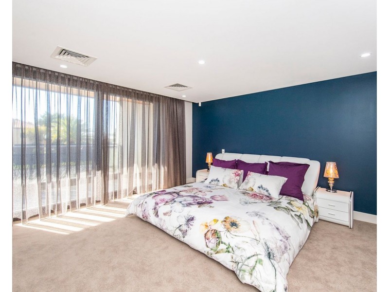 2 Cambria Island Retreat, Halls Head WA 6210