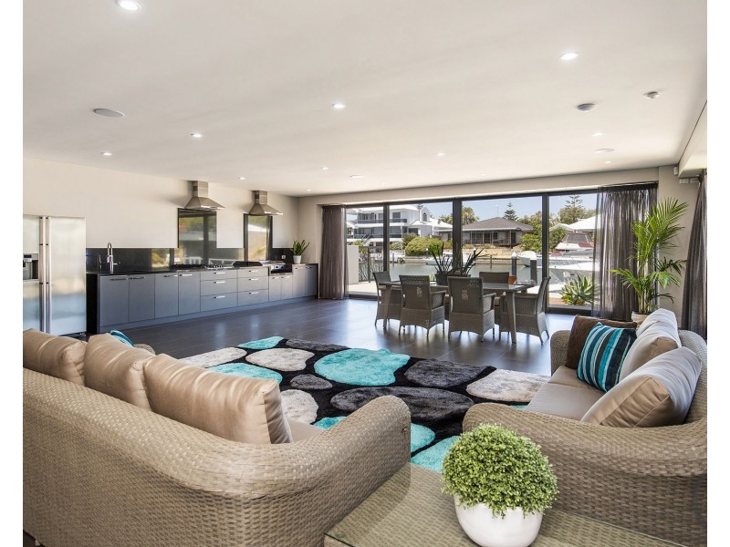 2 Cambria Island Retreat, Halls Head WA 6210