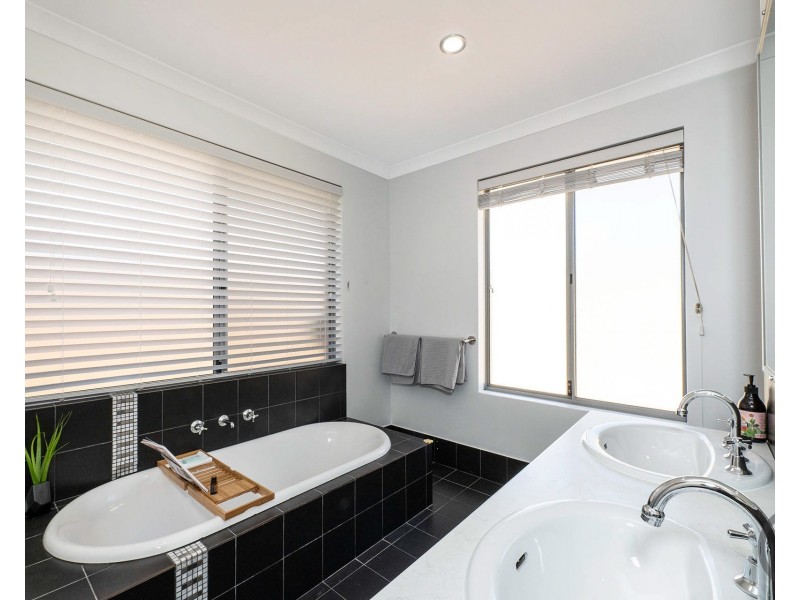 14 Dowerin Circuit, Lakelands WA 6180