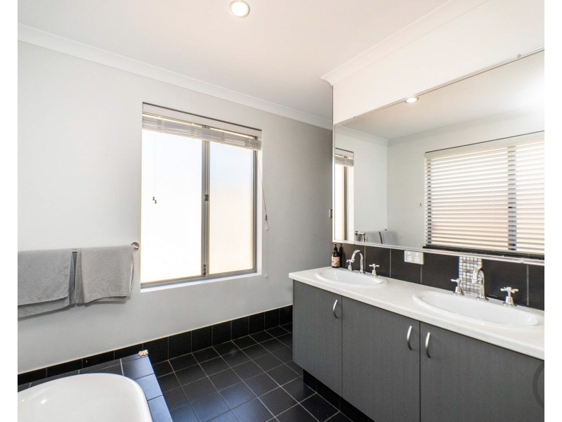 14 Dowerin Circuit, Lakelands WA 6180