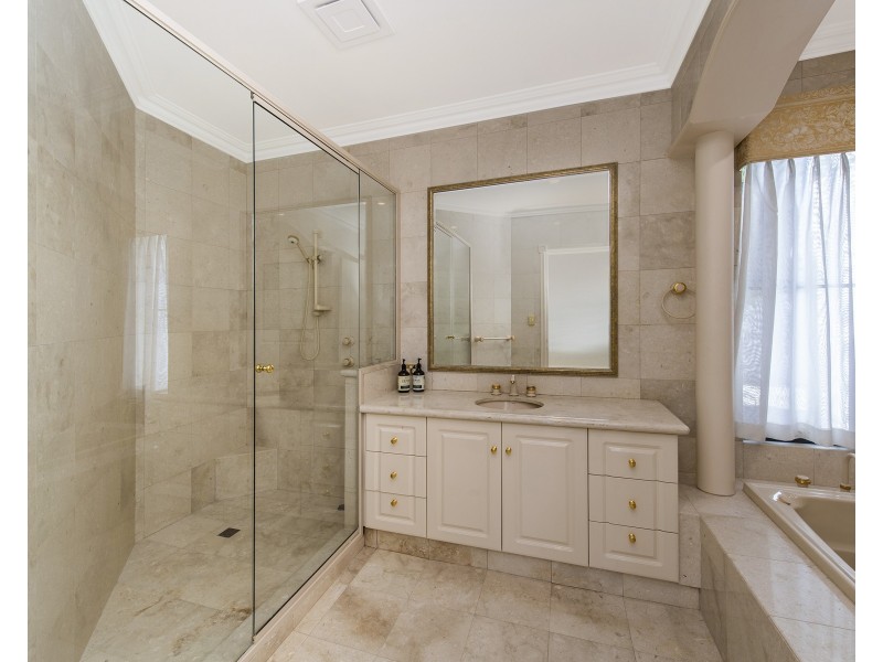 10 Solstraale Place, Halls Head WA 6210