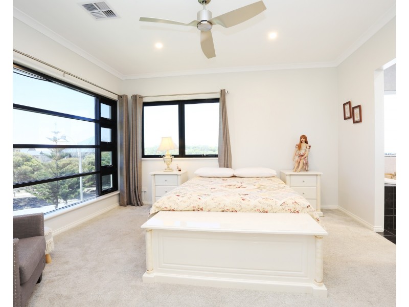44 Boardwalk Boulevard, Halls Head WA 6210