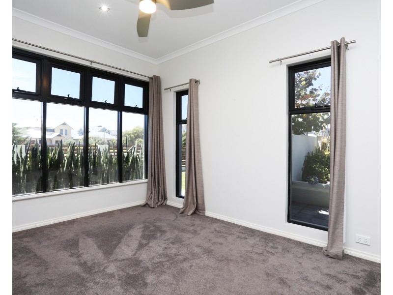 44 Boardwalk Boulevard, Halls Head WA 6210
