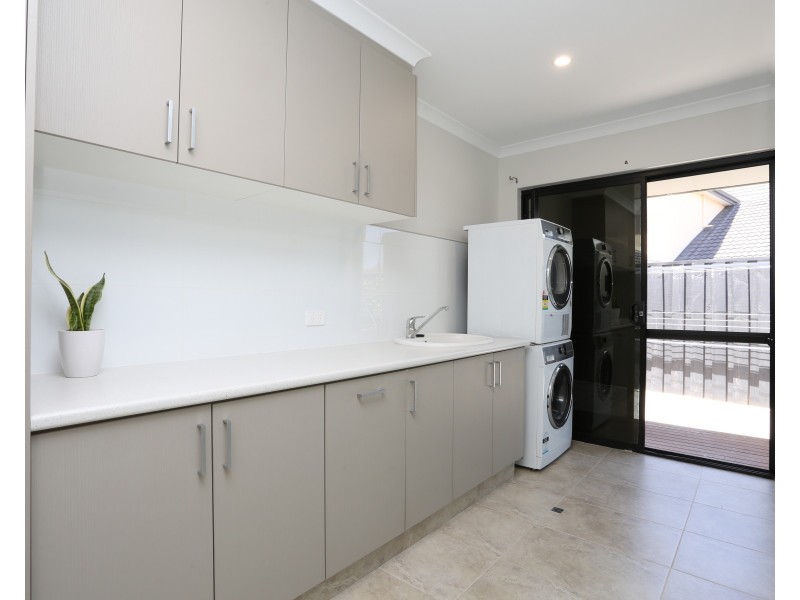 44 Boardwalk Boulevard, Halls Head WA 6210