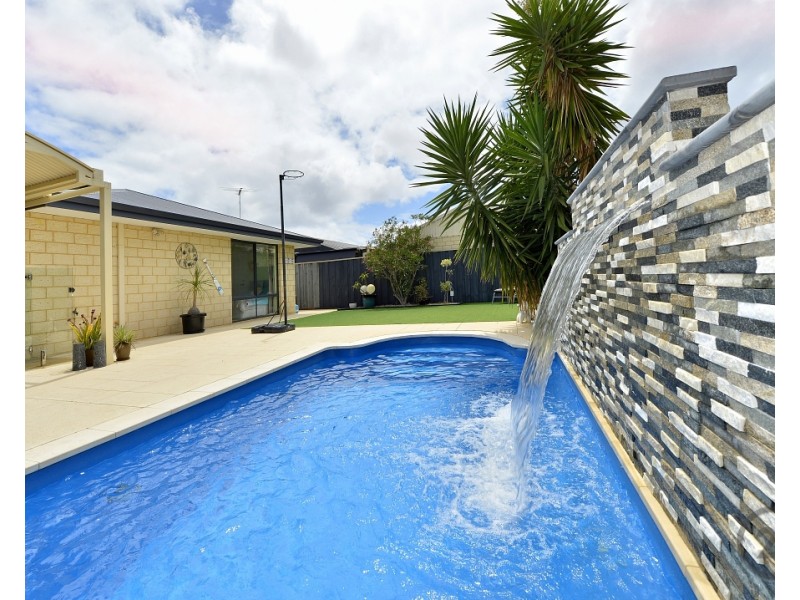 215 Peelwood Parade, Halls Head WA 6210