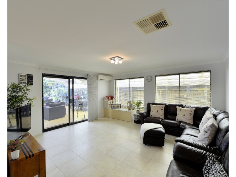 215 Peelwood Parade, Halls Head WA 6210