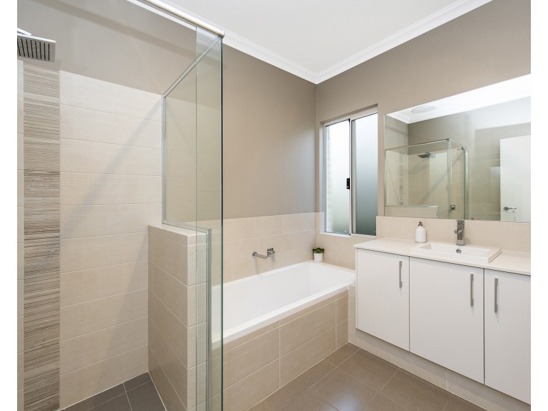 16 Hawley Way, Madora Bay WA 6210