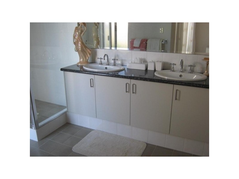 18 Wiltshire Ave, Thornlie WA 6108