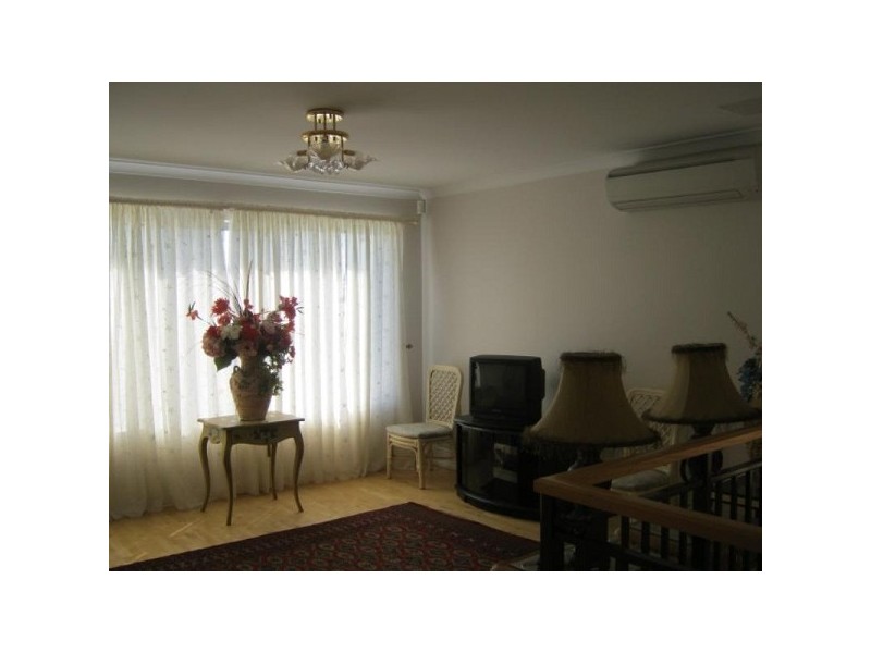 18 Wiltshire Ave, Thornlie WA 6108