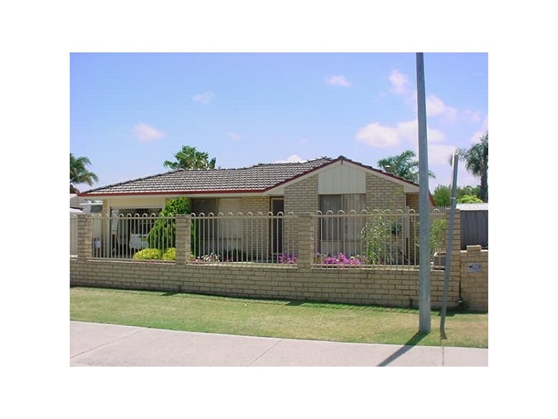 21 Forest Lakes Drive, Thornlie WA 6108