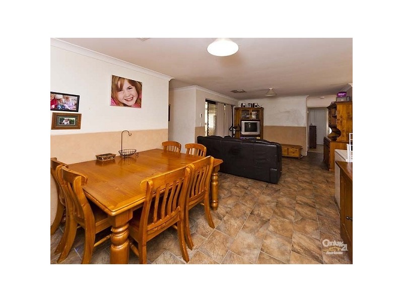 4 Jurien Way, Thornlie WA 6108