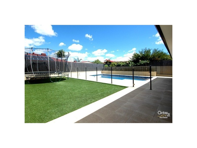 10 Teakwood Loop, Thornlie WA 6108