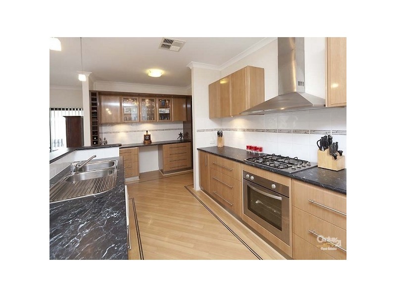 27 Claridge Circle, Thornlie WA 6108