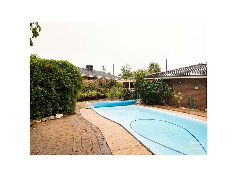 11 Parkside Drive, Thornlie WA 6108