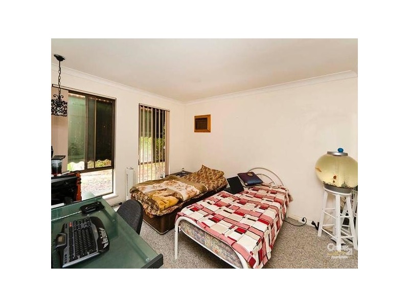 11 Parkside Drive, Thornlie WA 6108