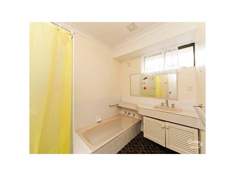 11 Parkside Drive, Thornlie WA 6108