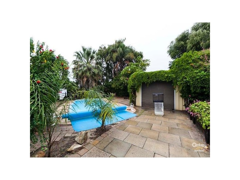11 Parkside Drive, Thornlie WA 6108