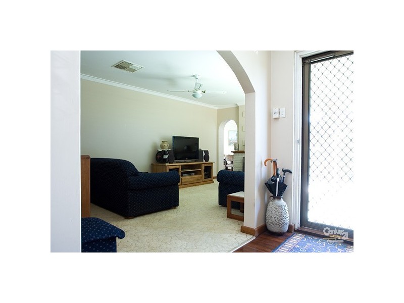 27 Hughenden Drive, Thornlie WA 6108