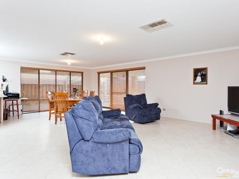 8 Nychum Pass, Ellenbrook WA 6069
