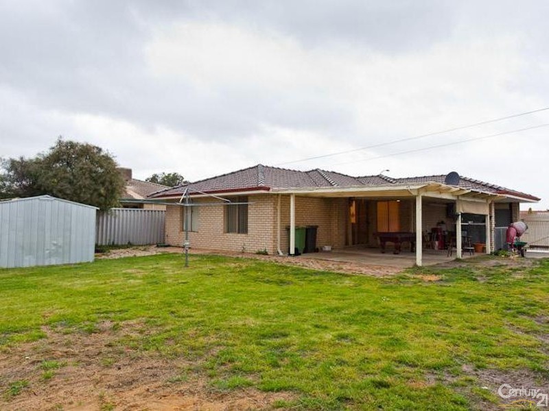 21 Forest Lakes Drive, Thornlie WA 6108