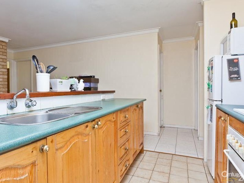 21 Forest Lakes Drive, Thornlie WA 6108
