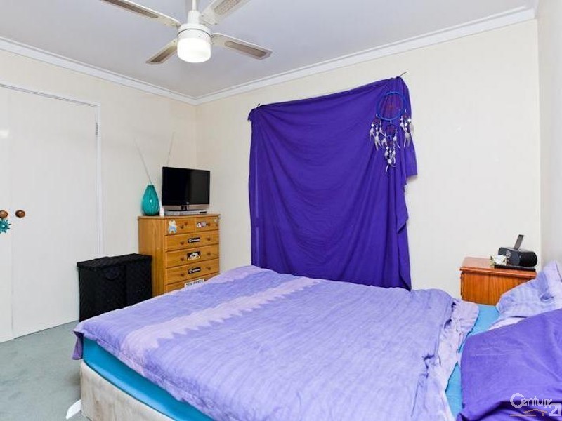 21 Forest Lakes Drive, Thornlie WA 6108