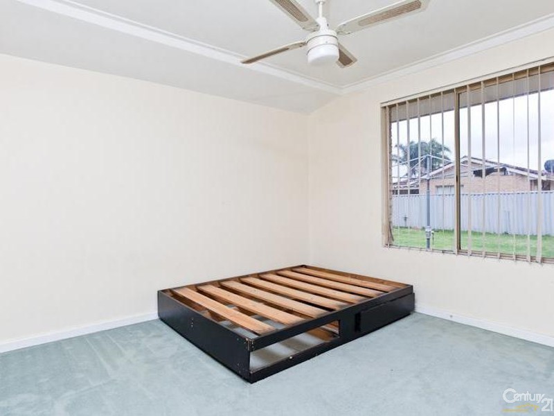 21 Forest Lakes Drive, Thornlie WA 6108