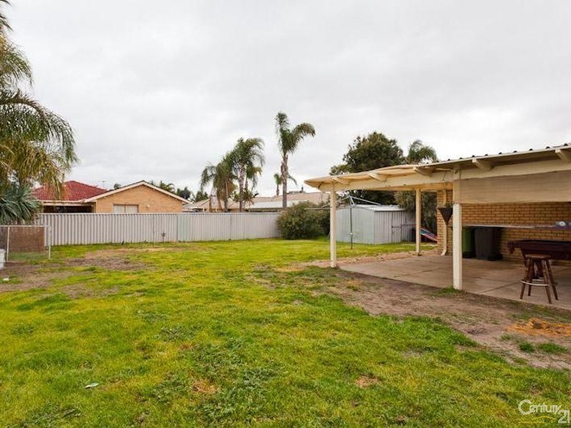 21 Forest Lakes Drive, Thornlie WA 6108
