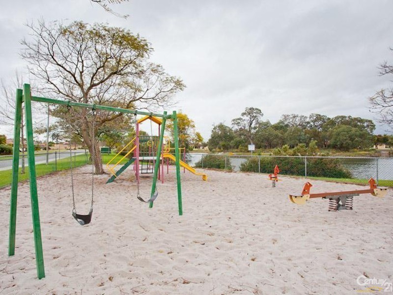 21 Forest Lakes Drive, Thornlie WA 6108