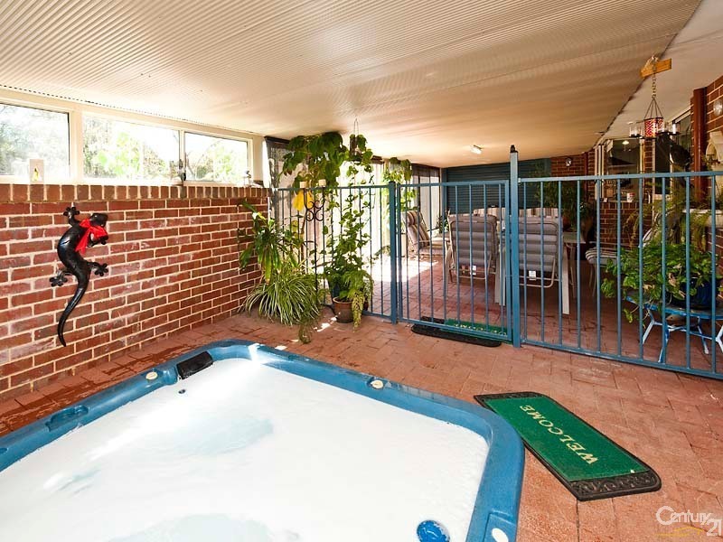 18 Timberlane Loop, Cooloongup WA 6168