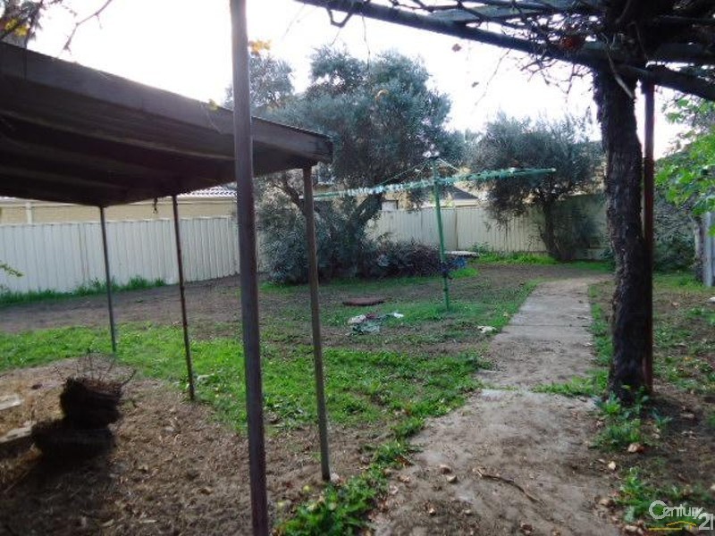 24  The Crescent, Maddington WA 6109