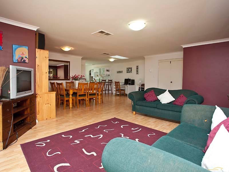 90 Regency Drive, Thornlie WA 6108