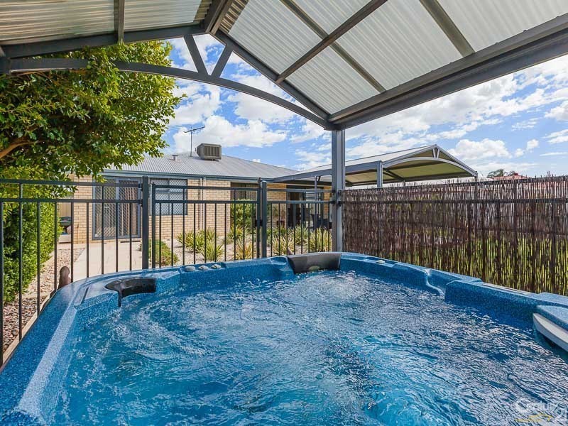 23 St John Road, Wattle Grove WA 6107