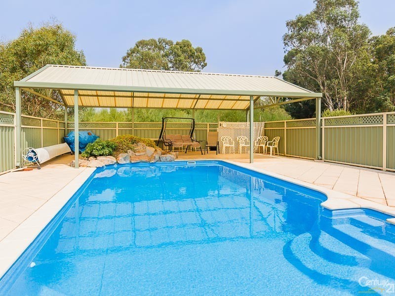 10 Bruns Drive, Darling Downs WA 6122