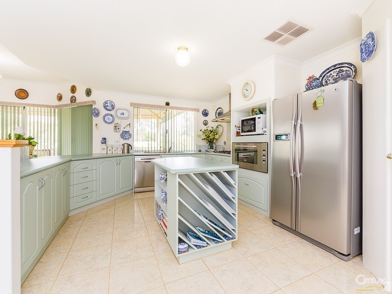 10 Bruns Drive, Darling Downs WA 6122