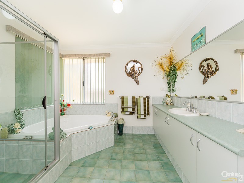 10 Bruns Drive, Darling Downs WA 6122