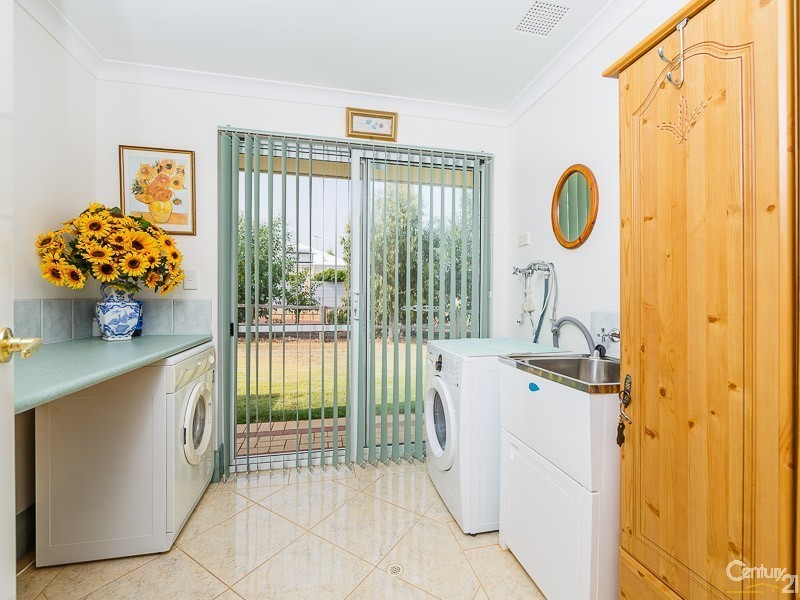 10 Bruns Drive, Darling Downs WA 6122