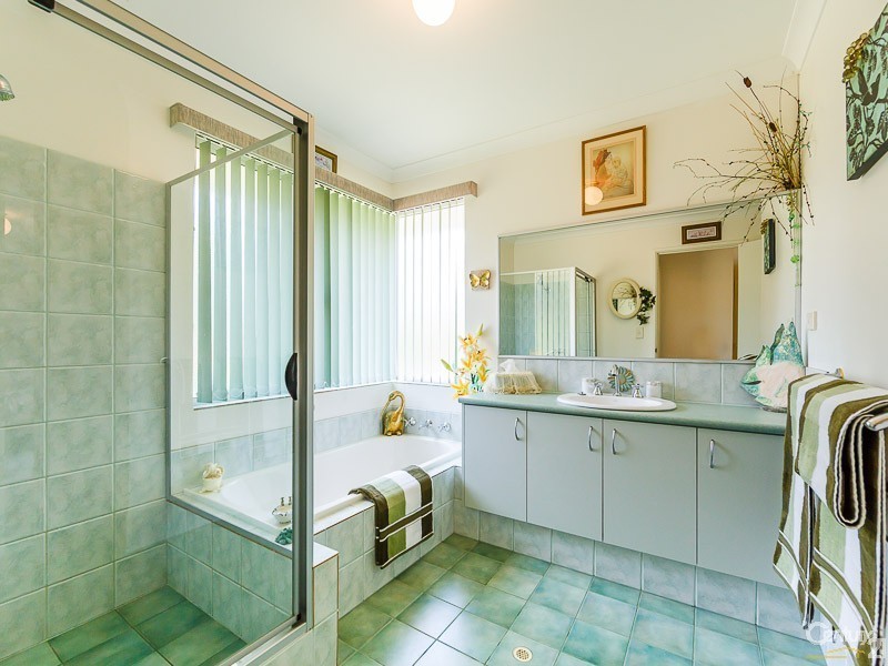 10 Bruns Drive, Darling Downs WA 6122