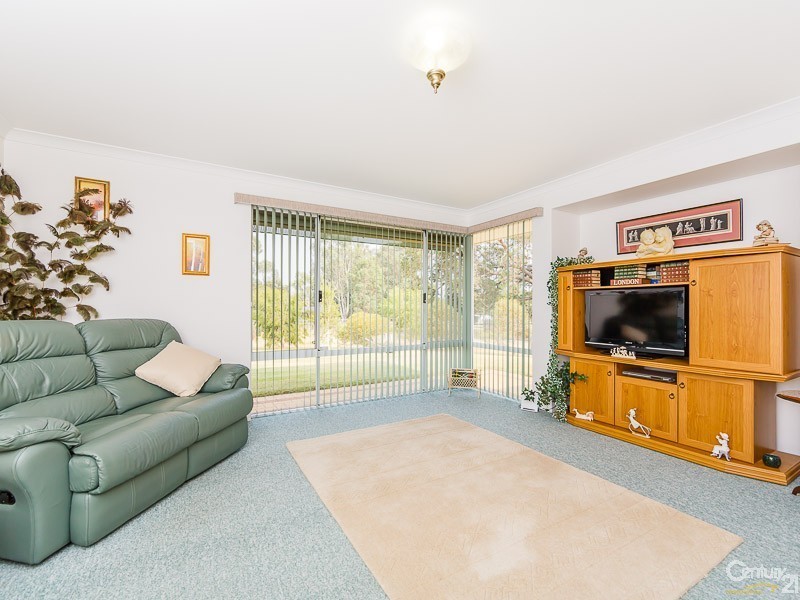 10 Bruns Drive, Darling Downs WA 6122