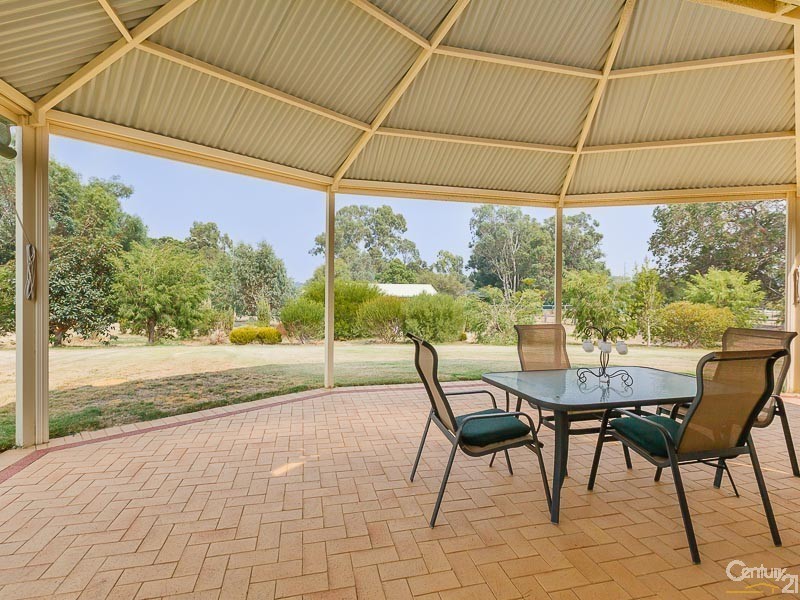 10 Bruns Drive, Darling Downs WA 6122