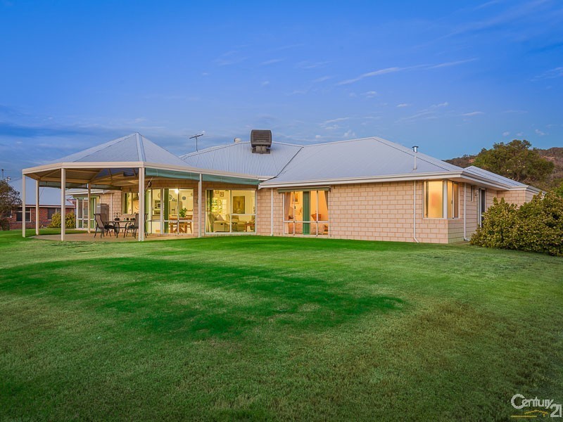10 Bruns Drive, Darling Downs WA 6122