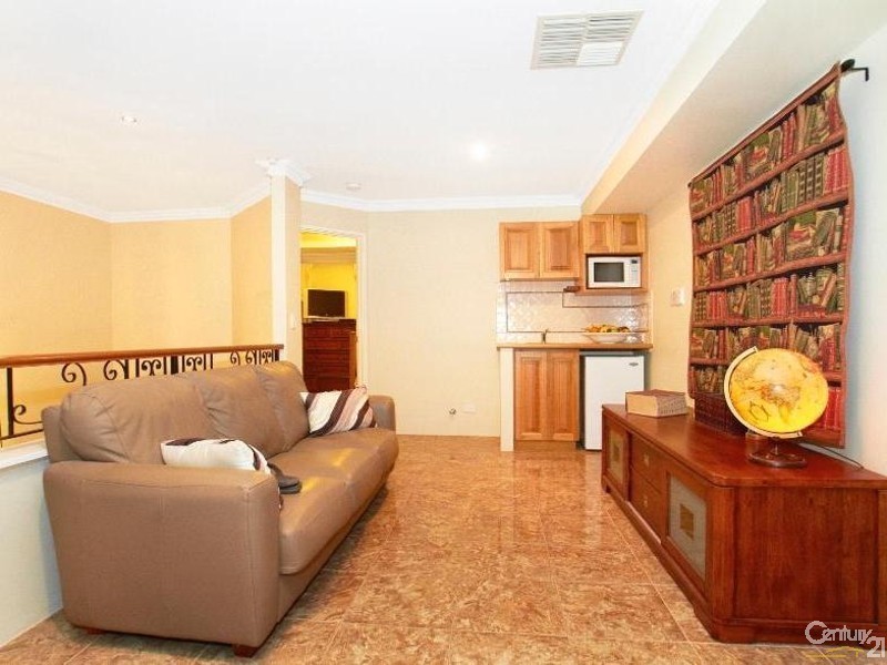 8 Crest Avenue, Mount Pleasant WA 6153