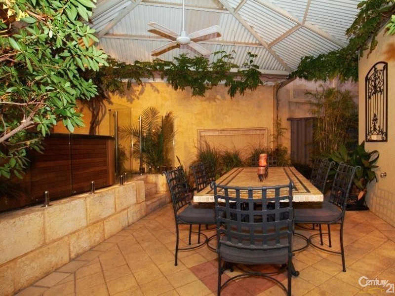 8 Crest Avenue, Mount Pleasant WA 6153