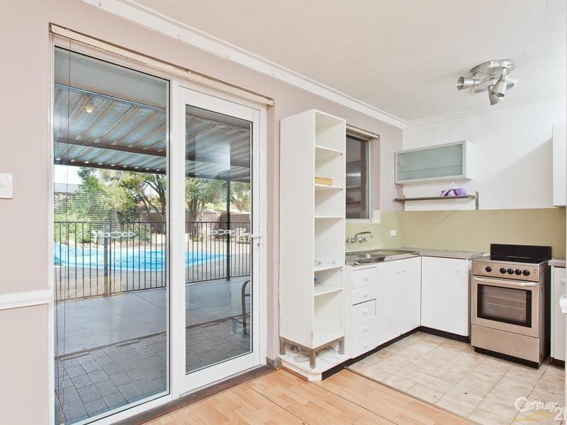 18 Oriole Way, Thornlie WA 6108