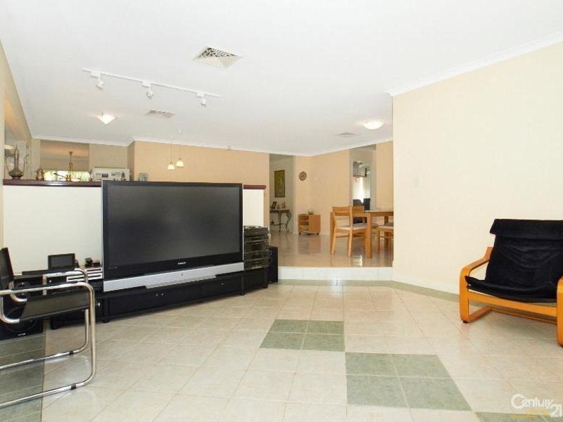 19 Treaty Oak Cove, Bibra Lake WA 6163