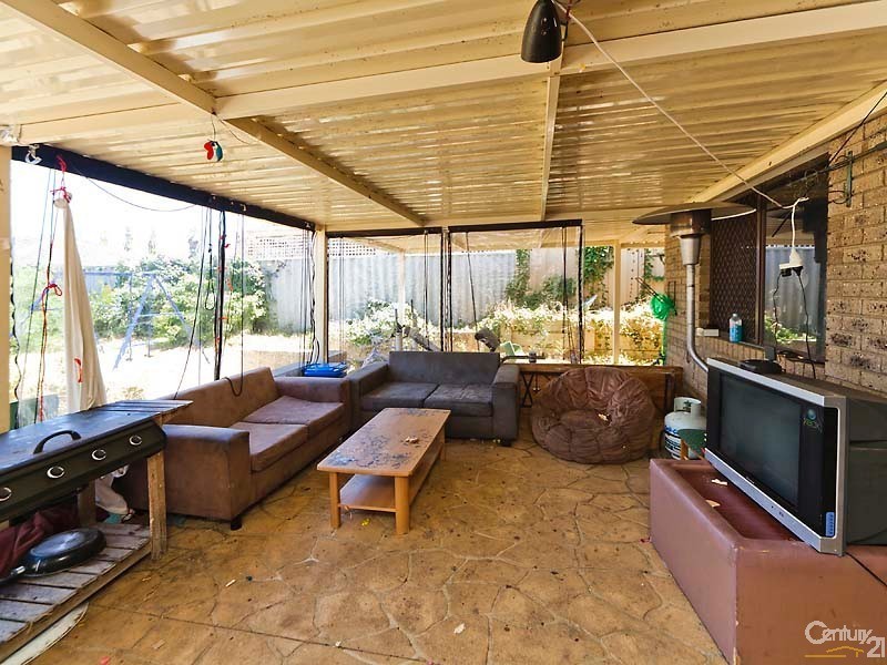 4 Cowlishaw Rise, Parmelia WA 6167